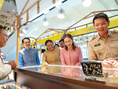 กรมการพัฒนาชุมชน เอาใจสายช้อป ยกทัพสินค้า OTOP จากภูมิปัญญาท้องถิ่น เข้าเมืองกรุงถึงในห้างสรรพสินค้า ปิดท้ายที่เซ็นทรัล บางนา จัดเต็มตลอด 5 วัน หนุนผลิตภัณฑ์ล้ำค่าจากฝีมือคนไทย