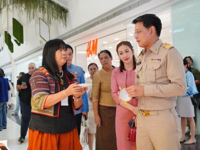 กรมการพัฒนาชุมชน เอาใจสายช้อป ยกทัพสินค้า OTOP จากภูมิปัญญาท้องถิ่น เข้าเมืองกรุงถึงในห้างสรรพสินค้า ปิดท้ายที่เซ็นทรัล บางนา จัดเต็มตลอด 5 วัน หนุนผลิตภัณฑ์ล้ำค่าจากฝีมือคนไทย
